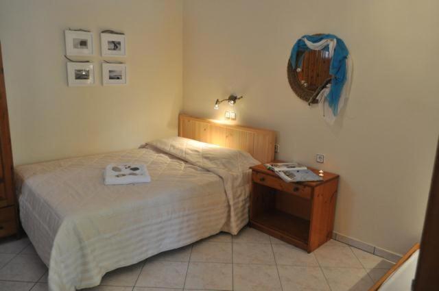 Lysistrata Bungalows Potos Room photo