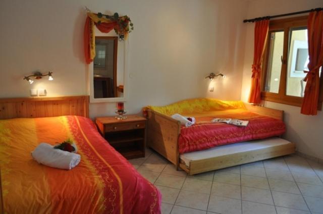 Lysistrata Bungalows Potos Room photo