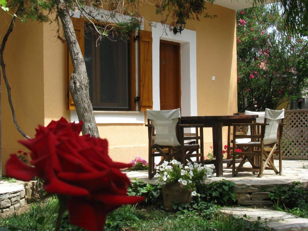 Lysistrata Bungalows Potos Exterior photo