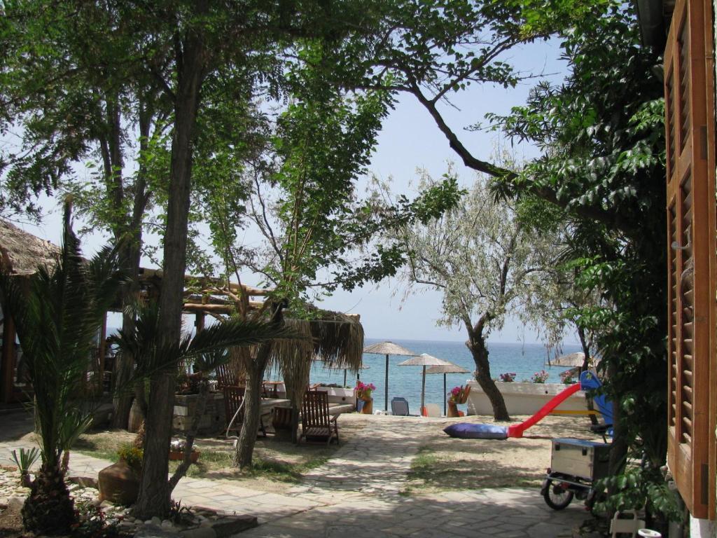 Lysistrata Bungalows Potos Exterior photo